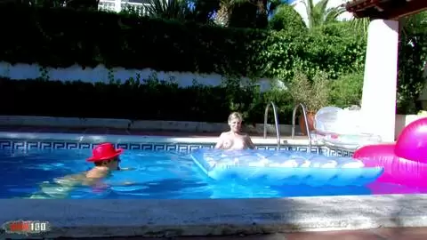 Follando junto a la piscina con la flaca rubia francesa Milf Alicia Flore photo 01