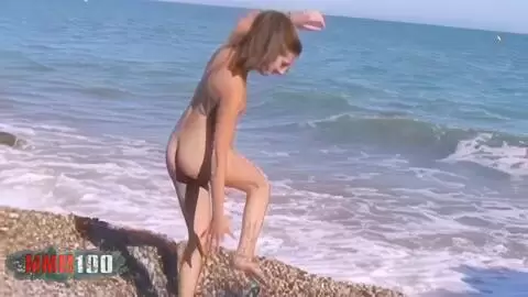 Fotos con la joven francesa Alys Rebel que hace un espectáculo entre las olas photo 04