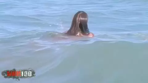 Fotos con la joven francesa Alys Rebel que hace un espectáculo entre las olas photo 07