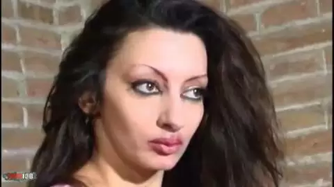 Angelina haciendo un strip   photo 02