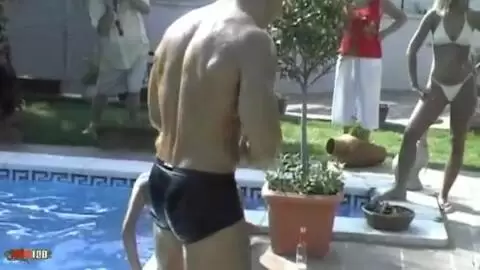 Atila expone sus músculos junto a la piscina photo 05