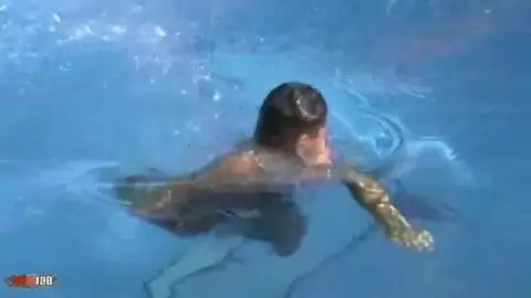 Atila expone sus músculos junto a la piscina photo 15