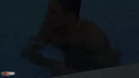 Atila expone sus músculos junto a la piscina photo 16