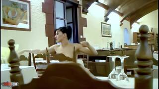 Barbara nux posando  delante d