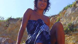 Betty desnudandose al lado del