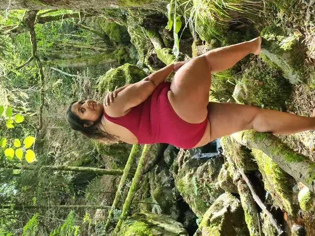 Sesión de fotos con la belleza francesa Cassy Hill junto al río photo 10