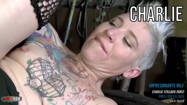 Impresionante MILF Charlie follada duro por el coño y el culo en el taller
