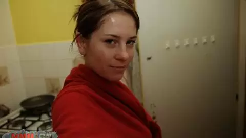 Hermosa morena con cuerpo natural en pantimedias azules se desnuda