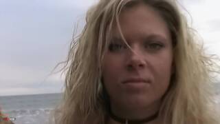 Electra desnudandose  al lado 