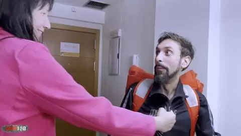 Elvira, MILF español, calienta al repartidor de una mierda photo 01