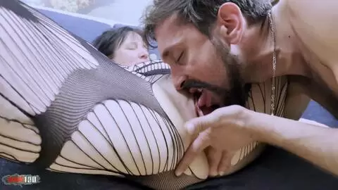 Elvira, MILF español, calienta al repartidor de una mierda photo 05