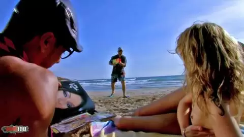 Rubia flaca Evy Sky doble penetración en la playa photo 01