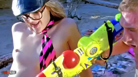 Rubia flaca Evy Sky doble penetración en la playa photo 16