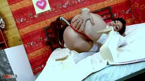 Ivannah desnudandose en una habitación  photo 04