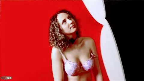 Sesión de fotos con la joven amateur francesa Jemi Sommer en jeans photo 04