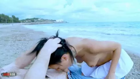 La francesa Joyce Exess follada por el culo en una playa pública photo 04