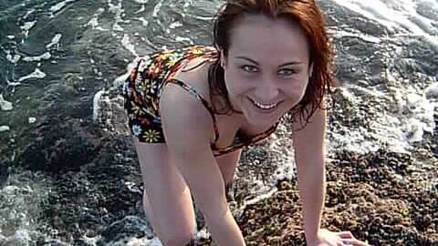 La encantadora joven morena julie se desnuda junto al mar