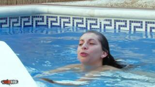 Kelly toma la pequeÃ±a sumis...