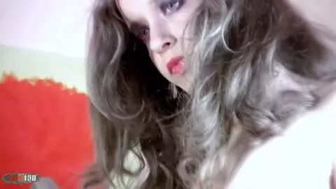 La joven francesa Lena Luminescente en una sexy sesión de fotos sobre el sofá photo 16