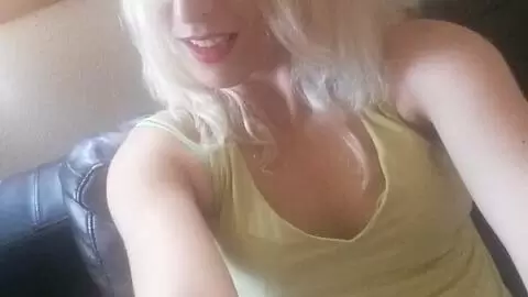 Liz Rainbow desnudandose  