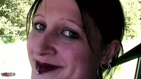 La autoestopista morena gótica Lou-ann paga el viaje con sexo anal duro photo 01