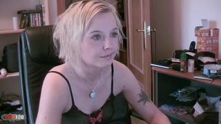 Maeva blue desnudandose  