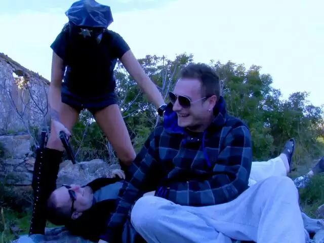 Aquí está el making of de Jordan Perry con sexy uniforme de policia photo 5