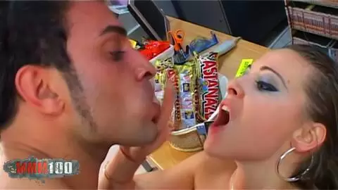 Pequeña modelo francesa Moana Méndez follada por el culo en un club de videos - remasterizado photo 08