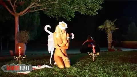 Nikky Blond y Moana Mendez en una escena lésbica photo 16