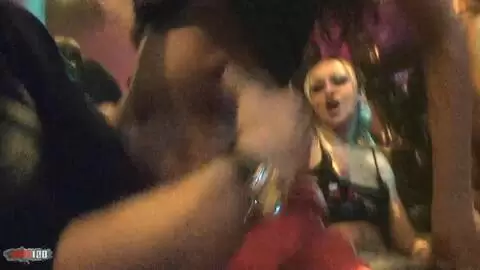 Una fiesta en una discoteca que degenera photo 03