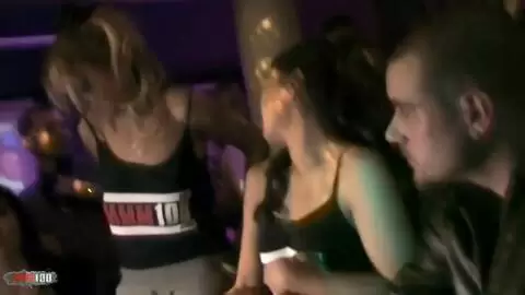 Una fiesta en una discoteca que degenera photo 04