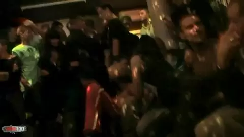 Una fiesta en una discoteca que degenera photo 05