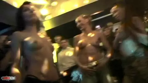 Una fiesta en una discoteca que degenera photo 08