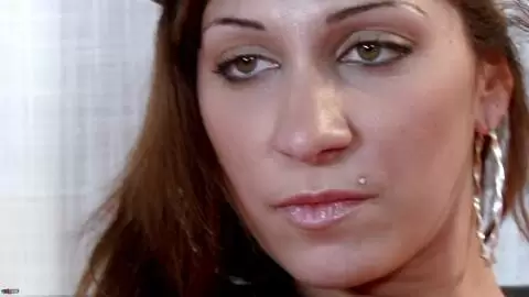 Sheryl Riviera desnudandose encima de la cama  photo 10