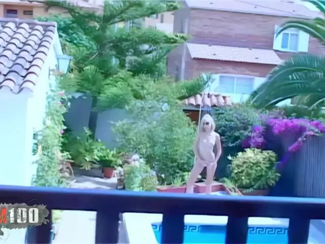 La caliente rubia francesa Starla Candy espiada en la piscina photo 1