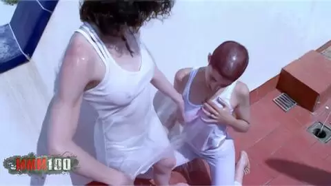 Lesbianas cachondas mojandose las tetas photo 04