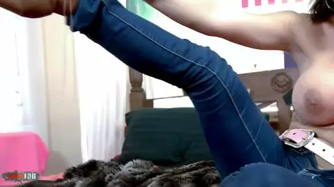 Suhaila Hard desnudandose en la cama  photo 08