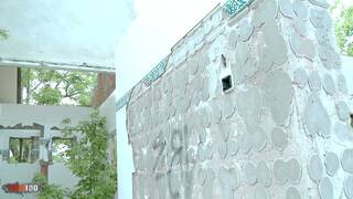 Tania kiss meando en exterior