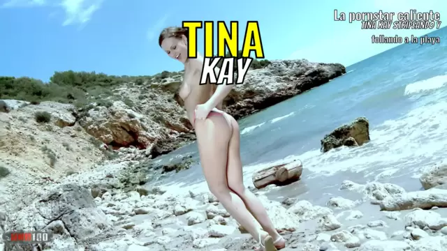 La pornstar caliente Tina Kay stripeando y follando a la playa