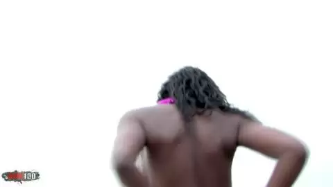 Increíble tetona nena negra Tyra Lewis al aire libre desnudándose photo 05