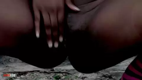 Increíble tetona nena negra Tyra Lewis al aire libre desnudándose photo 16