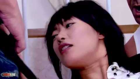 Kaoruko Wakaba, colegiala japonesa, en un tórrido trío MMF con Titof photo 2