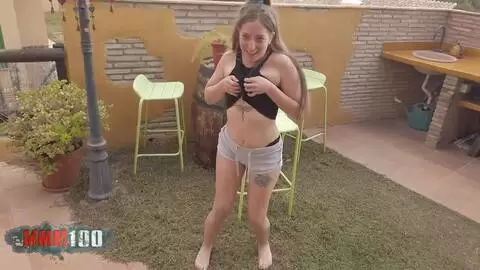 Joven española Venom striptease al aire libre photo 02