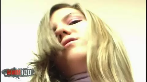 La caliente jovencita  española Yaiza del Mar te muestra su joven coño photo 01