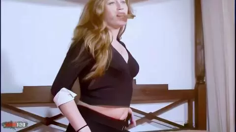 Yvonne haciendo un strip  en una habitación  photo 01