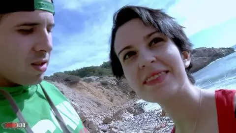 Coño peludo y sexo anal en la playa con la morena francesa Alex Jsex photo 02