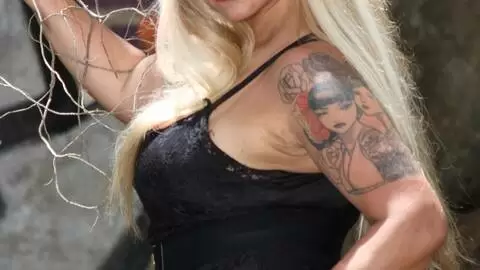 Alexa Blun posando  en el bosque  photo 3