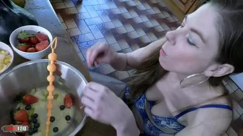 Sexo anal loco y desordenado en la cocina con Alice Maze y Terry Kemaco
