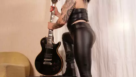 Sesión de fotos con la impresionante MILF Alicia Dark y una Gibson Les Paul photo 7
