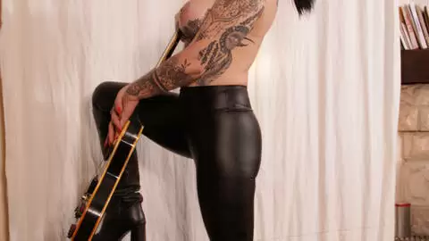 Sesión de fotos con la impresionante MILF Alicia Dark y una Gibson Les Paul photo 10